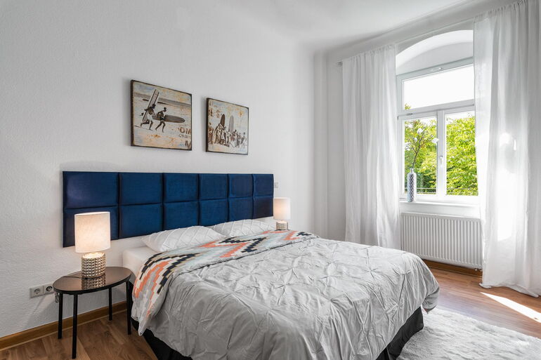 in der professionellen Immobilienfotografie werden Farbstiche beseitigt als auch gezeigt, was sich vor dem Fenster befindet