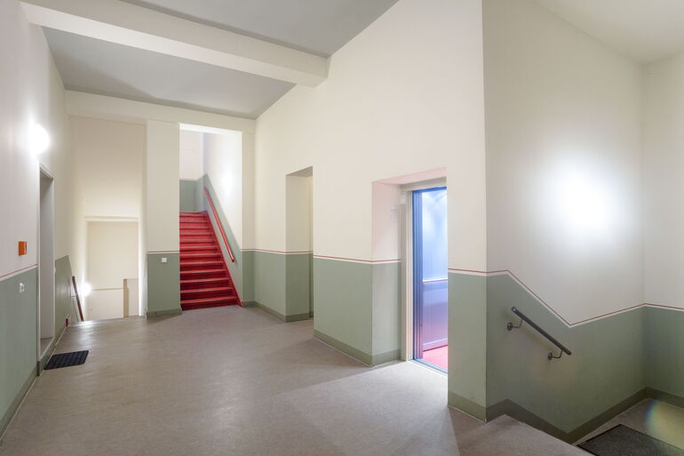 im Workshop Immobilienfotografie wird demonstriert, wie aus einem mittelmäßigen Foto ein aussagekräftiges wird