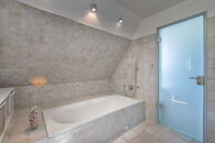 der Wellness-Bereich mit Badewanne